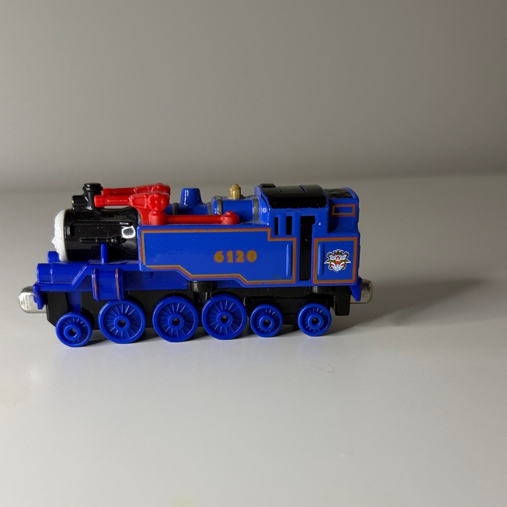 Thomas the Train Toys "Belle" Blue Train with signature red water cannon - Picture 3 of 8